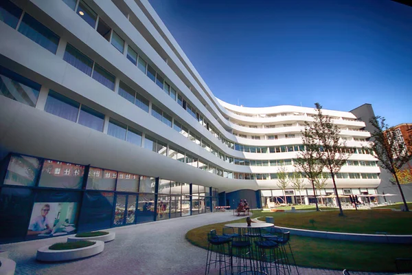 Wroclaw, Polonya - 23 Ağustos 2017: Doubletree by Hilton Hotel Wroclaw, Ağustos 2016, açılan eski şehir Pazar Meydanı sadece 10 dakika mesafededir. Fütüristik Ovo Wroclaw karmaşık bulunan.