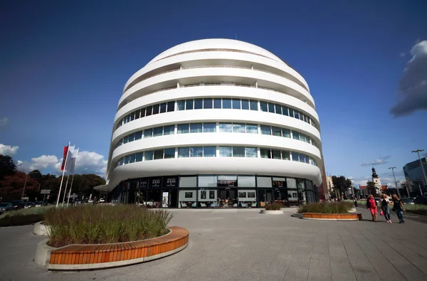 Wroclaw, Polonya - 23 Ağustos 2017: Doubletree by Hilton Hotel Wroclaw, Ağustos 2016, açılan eski şehir Pazar Meydanı sadece 10 dakika mesafededir. Fütüristik Ovo Wroclaw karmaşık bulunan.