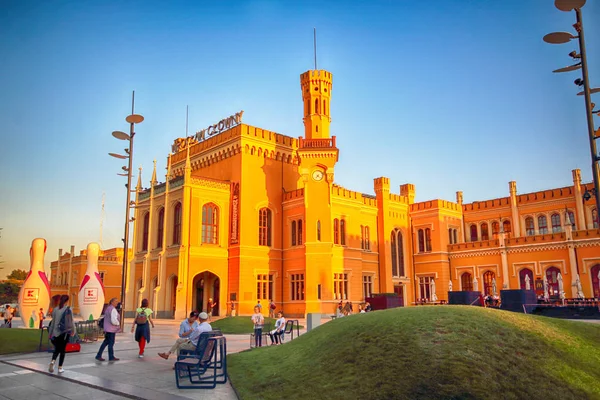 Wroclaw, Polonya - 23 Ağustos 2017: Ana tren istasyonu. Sonra yenileme önce Euro 2012 yeni bir otopark inşa edilmiştir cephe yenilendi ve ticari Puan içinde açıldı.