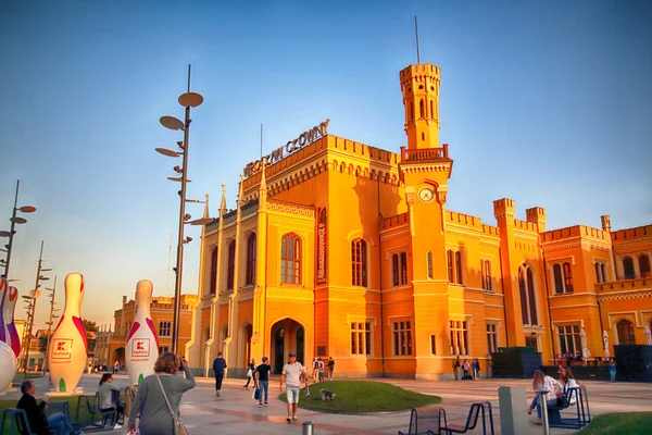 Wroclaw, Polonya - 23 Ağustos 2017: Ana tren istasyonu. Sonra yenileme önce Euro 2012 yeni bir otopark inşa edilmiştir cephe yenilendi ve ticari Puan içinde açıldı.