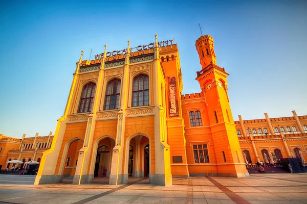 Wroclaw, Polonya - 23 Ağustos 2017: Ana tren istasyonu. Sonra yenileme önce Euro 2012 yeni bir otopark inşa edilmiştir cephe yenilendi ve ticari Puan içinde açıldı.