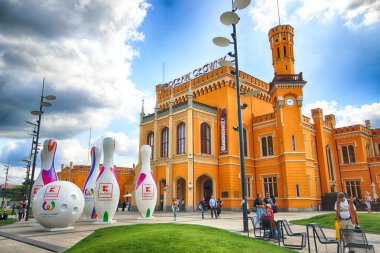 Wroclaw, Polonya - 23 Ağustos 2017: Ana tren istasyonu. Sonra yenileme önce Euro 2012 yeni bir otopark inşa edilmiştir cephe yenilendi ve ticari Puan içinde açıldı.