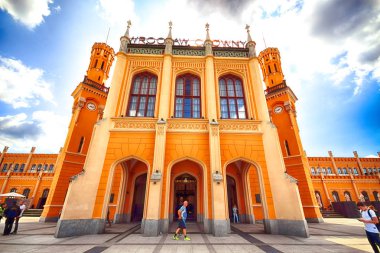 Wroclaw, Polonya - 23 Ağustos 2017: Ana tren istasyonu. Sonra yenileme önce Euro 2012 yeni bir otopark inşa edilmiştir cephe yenilendi ve ticari Puan içinde açıldı.