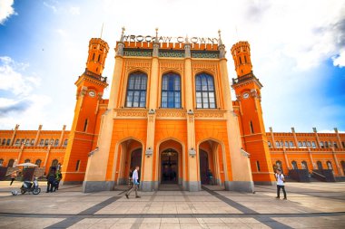 Wroclaw, Polonya - 23 Ağustos 2017: Ana tren istasyonu. Sonra yenileme önce Euro 2012 yeni bir otopark inşa edilmiştir cephe yenilendi ve ticari Puan içinde açıldı.