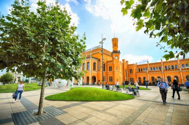 Wroclaw, Polonya - 23 Ağustos 2017: Ana tren istasyonu. Sonra yenileme önce Euro 2012 yeni bir otopark inşa edilmiştir cephe yenilendi ve ticari Puan içinde açıldı.