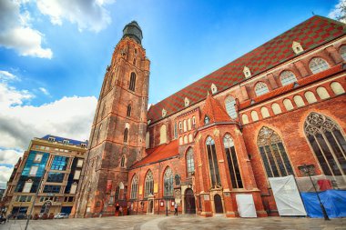Wroclaw, Polonya - 23 Ağustos 2017: Wroclaw Old Town. St Elizabeth küçük bazilika (The Garrison Church) en önemli şehir kiliseler ve Wroclaw sembollerin biridir.