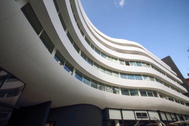 Wroclaw, Polonya - 23 Ağustos 2017: Doubletree by Hilton Hotel Wroclaw, Ağustos 2016, açılan eski şehir Pazar Meydanı sadece 10 dakika mesafededir. Fütüristik Ovo Wroclaw karmaşık bulunan.