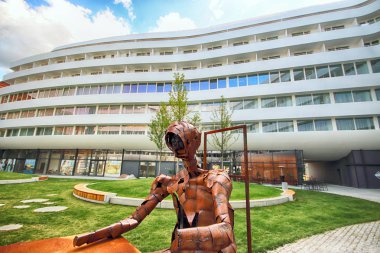 Wroclaw, Polonya - 23 Ağustos 2017: Doubletree by Hilton Hotel Wroclaw, Ağustos 2016, açılan eski şehir Pazar Meydanı sadece 10 dakika mesafededir. Fütüristik Ovo Wroclaw karmaşık bulunan.