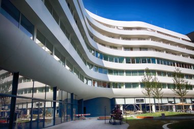 Wroclaw, Polonya - 23 Ağustos 2017: Doubletree by Hilton Hotel Wroclaw, Ağustos 2016, açılan eski şehir Pazar Meydanı sadece 10 dakika mesafededir. Fütüristik Ovo Wroclaw karmaşık bulunan.