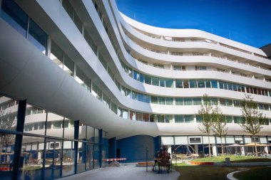 Wroclaw, Polonya - 23 Ağustos 2017: Doubletree by Hilton Hotel Wroclaw, Ağustos 2016, açılan eski şehir Pazar Meydanı sadece 10 dakika mesafededir. Fütüristik Ovo Wroclaw karmaşık bulunan.