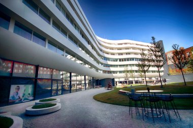 Wroclaw, Polonya - 23 Ağustos 2017: Doubletree by Hilton Hotel Wroclaw, Ağustos 2016, açılan eski şehir Pazar Meydanı sadece 10 dakika mesafededir. Fütüristik Ovo Wroclaw karmaşık bulunan.