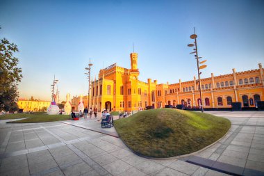 Wroclaw, Polonya - 23 Ağustos 2017: Ana tren istasyonu. Sonra yenileme önce Euro 2012 yeni bir otopark inşa edilmiştir cephe yenilendi ve ticari Puan içinde açıldı.