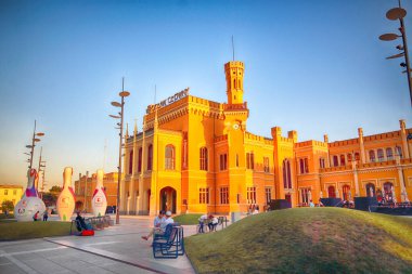 Wroclaw, Polonya - 23 Ağustos 2017: Ana tren istasyonu. Sonra yenileme önce Euro 2012 yeni bir otopark inşa edilmiştir cephe yenilendi ve ticari Puan içinde açıldı.
