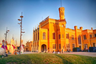 Wroclaw, Polonya - 23 Ağustos 2017: Ana tren istasyonu. Sonra yenileme önce Euro 2012 yeni bir otopark inşa edilmiştir cephe yenilendi ve ticari Puan içinde açıldı.