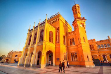 Wroclaw, Polonya - 23 Ağustos 2017: Ana tren istasyonu. Sonra yenileme önce Euro 2012 yeni bir otopark inşa edilmiştir cephe yenilendi ve ticari Puan içinde açıldı.