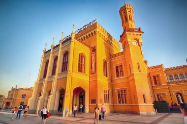 Wroclaw, Polonya - 23 Ağustos 2017: Ana tren istasyonu. Sonra yenileme önce Euro 2012 yeni bir otopark inşa edilmiştir cephe yenilendi ve ticari Puan içinde açıldı.