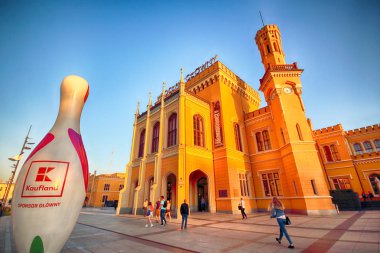 Wroclaw, Polonya - 23 Ağustos 2017: Ana tren istasyonu. Sonra yenileme önce Euro 2012 yeni bir otopark inşa edilmiştir cephe yenilendi ve ticari Puan içinde açıldı.