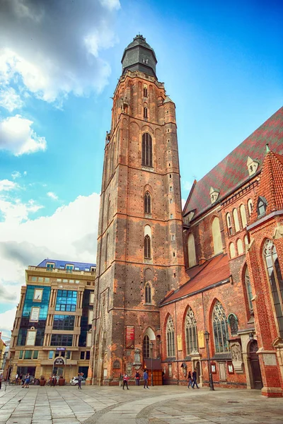 Wroclaw, Polen - 23 augustus 2017: Wroclaw Old Town. St. Elizabeth Minor Basilica (het garnizoen kerk) is één van de belangrijkste kerken van de stad en één van de symbolen van Wroclaw. — Stockfoto