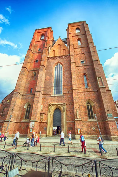 WROCLAW, POLAND - Agustus 23, 2017: Katedral Santa Maria Magdalena adalah salah satu kuil tertua di kota ini. Dibangun pada tahun 1226-1232, itu adalah gereja paroki pertama, mengumpulkan kemudian kolonis Jerman . — Stok Foto