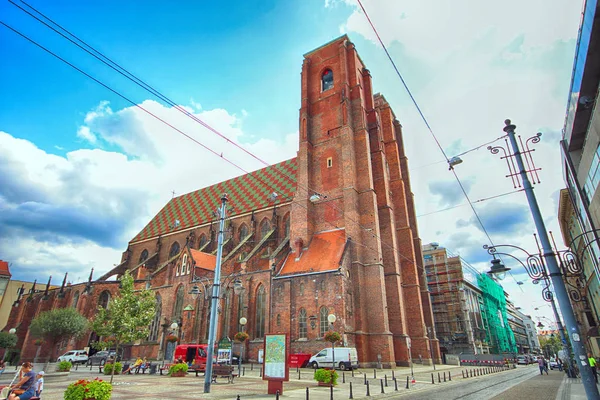 Wroclaw, Polen - 23 augustus 2017: Kathedraal van St. Mary Magdalene is één van de oudste tempels in de stad. Gebouwd in 1226-1232, was het de eerste parochiekerk, het verzamelen van de toen Duitse kolonisten. — Stockfoto