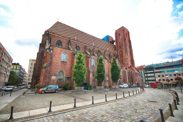 Wroclaw, Polen - 23 augustus 2017: Kathedraal van St. Mary Magdalene is één van de oudste tempels in de stad. Gebouwd in 1226-1232, was het de eerste parochiekerk, het verzamelen van de toen Duitse kolonisten. — Stockfoto