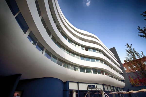 Wroclaw, Polonya - 23 Ağustos 2017: Doubletree by Hilton Hotel Wroclaw, Ağustos 2016, açılan eski şehir Pazar Meydanı sadece 10 dakika mesafededir. Fütüristik Ovo Wroclaw karmaşık bulunan.