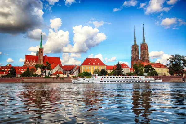 Wroclaw, Polonya - 23 Ağustos 2017: Wroclaw Old Town. Katedral adadır (Ostrow Tumski) şehrin en eski parçası. Oder Nehri, tekne ve bir yaz gününde tarihi binalar.