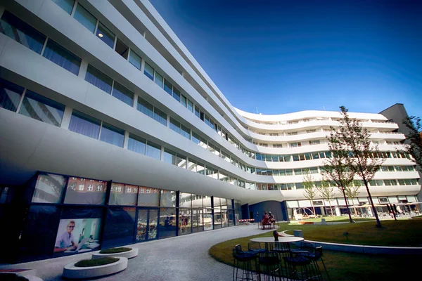 Wroclaw, Polonya - 23 Ağustos 2017: Doubletree by Hilton Hotel Wroclaw, Ağustos 2016, açılan eski şehir Pazar Meydanı sadece 10 dakika mesafededir. Fütüristik Ovo Wroclaw karmaşık bulunan.