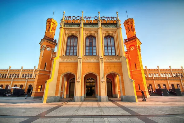 Wroclaw, Polonya - 23 Ağustos 2017: Ana tren istasyonu. Sonra yenileme önce Euro 2012 yeni bir otopark inşa edilmiştir cephe yenilendi ve ticari Puan içinde açıldı.