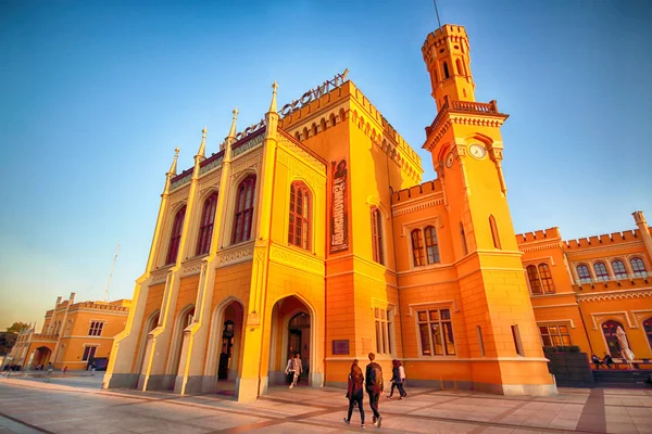 Wroclaw, Polonya - 23 Ağustos 2017: Ana tren istasyonu. Sonra yenileme önce Euro 2012 yeni bir otopark inşa edilmiştir cephe yenilendi ve ticari Puan içinde açıldı.