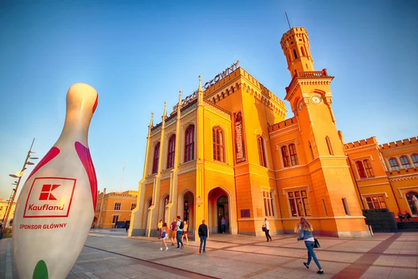 Wroclaw, Polonya - 23 Ağustos 2017: Ana tren istasyonu. Sonra yenileme önce Euro 2012 yeni bir otopark inşa edilmiştir cephe yenilendi ve ticari Puan içinde açıldı.