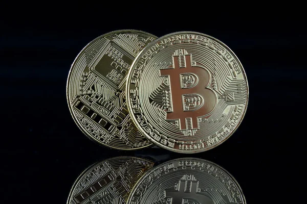 Bitcoin 'in fiziksel versiyonu, yeni sanal para. Dünya çapında kripto para birimi ve dijital ödeme sistemi için kavramsal görüntü ilk merkezi olmayan dijital para birimi olarak adlandırılır..