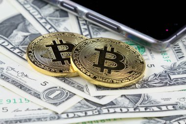 Bitcoin (sanal para) fiziksel sürümü üzerinde banknot bir dolar. Exchange bitcoin nakit için bir dolar. Dünya çapında cryptocurrency ve dijital ödeme sistemi için kavramsal görüntü.