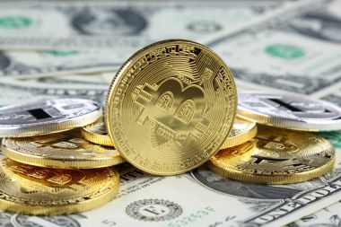 Bir dolarlık banknot üzerinde fiziksel yorum-in Bitcoin ve Litecoin (sanal para). Exchange bitcoin nakit için bir dolar. Dünya çapında cryptocurrency ve dijital ödeme sistemi için kavramsal görüntü.