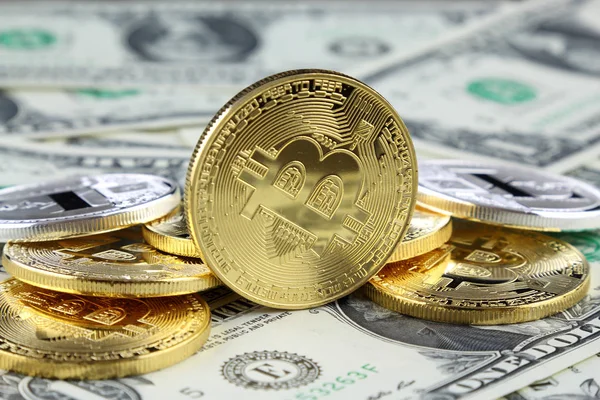 Fyzické verze Bitcoin a Litecoin (nové virtuální peníze) na bankovky jednoho dolaru. Výměna bitcoin hotovost za dolar. Konceptuální obrázek pro celosvětové kryptoměn a digitální platební systém. — Stock fotografie
