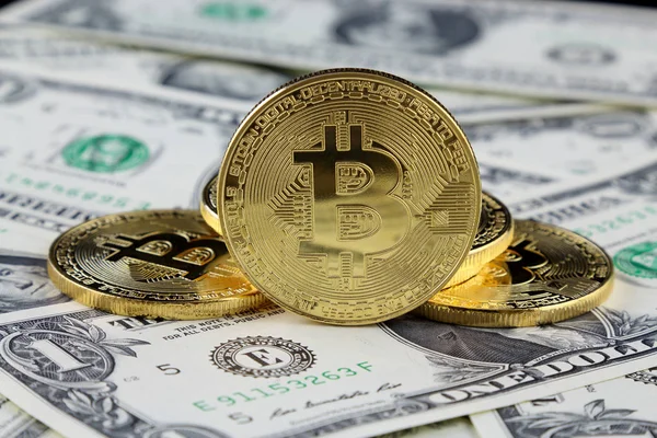 Фізичну версії Bitcoin (нові віртуальні гроші) на банкноти 1 долар. Обмін bitcoin готівкою за долар. Концептуальних зображення для cryptocurrency по всьому світу і цифрових платіжної системи. — стокове фото