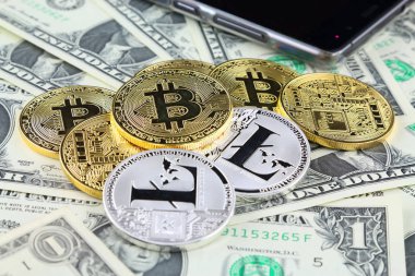 Bir dolarlık banknot üzerinde fiziksel yorum-in Bitcoin ve Litecoin (sanal para). Exchange bitcoin nakit için bir dolar. Dünya çapında cryptocurrency ve dijital ödeme sistemi için kavramsal görüntü.