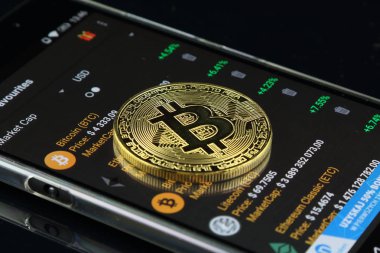 Bitcoin 'in fiziksel versiyonu, yeni sanal para. Dünya çapında kripto para birimi ve dijital ödeme sistemi için kavramsal görüntü ilk merkezi olmayan dijital para birimi olarak adlandırılır..