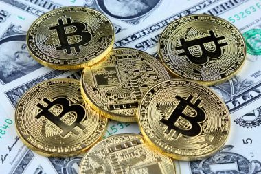 Bitcoin (sanal para) fiziksel sürümü üzerinde banknot bir dolar. Exchange bitcoin nakit için bir dolar. Dünya çapında cryptocurrency ve dijital ödeme sistemi için kavramsal görüntü.