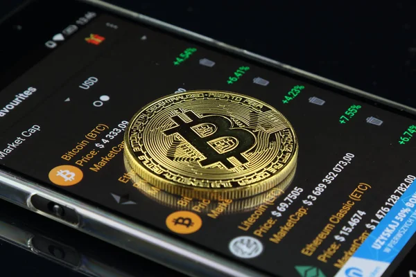 Bitcoin 'in fiziksel versiyonu, yeni sanal para. Dünya çapında kripto para birimi ve dijital ödeme sistemi için kavramsal görüntü ilk merkezi olmayan dijital para birimi olarak adlandırılır..
