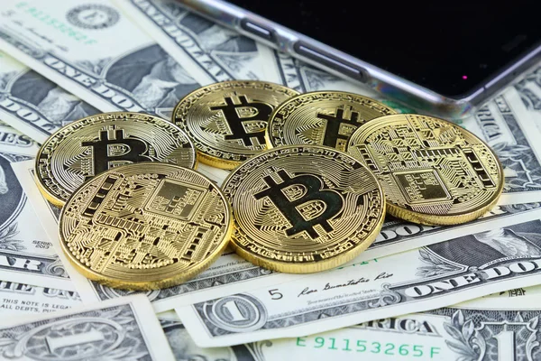 Fyzické verze Bitcoin (nové virtuální peníze) na bankovky jednoho dolaru. Výměna bitcoin hotovost za dolar. Konceptuální obrázek pro celosvětové kryptoměn a digitální platební systém. — Stock fotografie