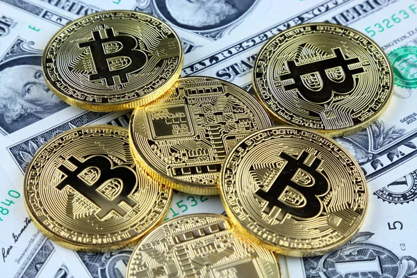 Фізичну версії Bitcoin (нові віртуальні гроші) на банкноти 1 долар. Обмін bitcoin готівкою за долар. Концептуальних зображення для cryptocurrency по всьому світу і цифрових платіжної системи. — стокове фото