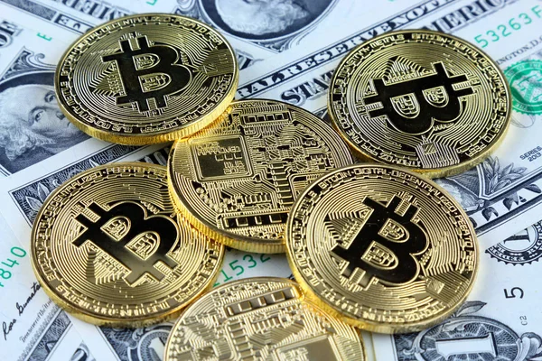 Bitcoin (sanal para) fiziksel sürümü üzerinde banknot bir dolar. Exchange bitcoin nakit için bir dolar. Dünya çapında cryptocurrency ve dijital ödeme sistemi için kavramsal görüntü.