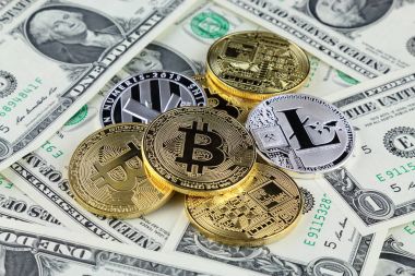 Bir dolarlık banknot üzerinde fiziksel yorum-in Bitcoin ve Litecoin (sanal para). Exchange bitcoin nakit için bir dolar. Dünya çapında cryptocurrency ve dijital ödeme sistemi için kavramsal görüntü.