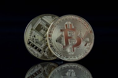 Bitcoin 'in fiziksel versiyonu, yeni sanal para. Dünya çapında kripto para birimi ve dijital ödeme sistemi için kavramsal görüntü ilk merkezi olmayan dijital para birimi olarak adlandırılır..