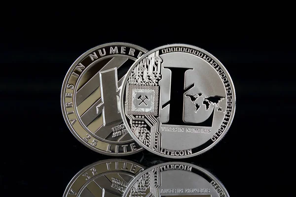 Fyzická verze Litecoinu, nové virtuální peníze. Koncepční obraz pro globální kryptoměn a digitální platební systém zvaný první decentralizovaná digitální měna. — Stock fotografie