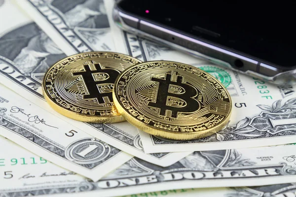 Versión física de Bitcoin (nuevo dinero virtual) en billetes de un dólar. Cambio Bitcoin efectivo por un dólar. Imagen conceptual para criptomoneda mundial y sistema de pago digital . — Foto de Stock