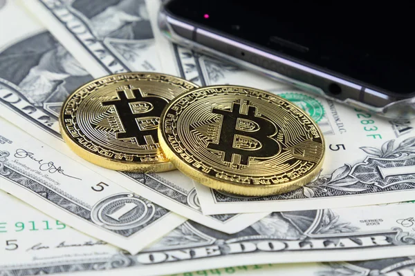 Bitcoin (sanal para) fiziksel sürümü üzerinde banknot bir dolar. Exchange bitcoin nakit için bir dolar. Dünya çapında cryptocurrency ve dijital ödeme sistemi için kavramsal görüntü.