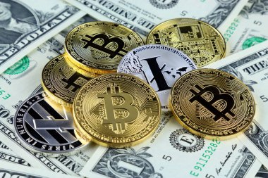 Bir dolarlık banknot üzerinde fiziksel yorum-in Bitcoin ve Litecoin (sanal para). Exchange bitcoin nakit için bir dolar. Dünya çapında cryptocurrency ve dijital ödeme sistemi için kavramsal görüntü.