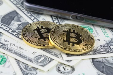 Bitcoin (sanal para) fiziksel sürümü üzerinde banknot bir dolar. Exchange bitcoin nakit için bir dolar. Dünya çapında cryptocurrency ve dijital ödeme sistemi için kavramsal görüntü.